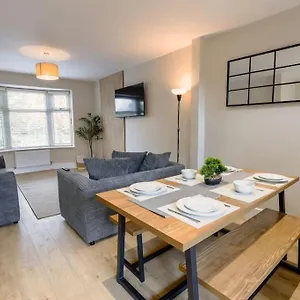 Holiday home 'station House' Cosy Renovated Family-friendly In Runcorn, Cheshire - Train Station Liverpool Chester Links, Brindley Theatre, Runcorn
